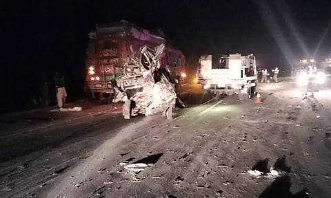 பாகிஸ்தானில் சாலையில் கவிழ்ந்த வேன் மீது கார், ஜீப் மோதியதில் 13 பேர் பலி