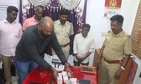 கடலூரில் பஸ்சில் வந்த தொழிலாளியிடம் ரூ.26 லட்சம் பறிமுதல் ஹவாலா பணமா? வருமான வரித்துறையினர் விசாரணை