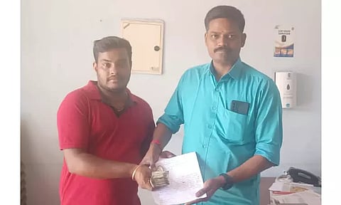 பணம் செலுத்தும் எந்திரத்தில் இருந்த ரூ.50 ஆயிரத்தை ஒப்படைத்த வாலிபர்