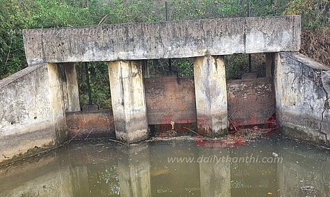 சேதமடைந்த வடிகால் வாய்க்கால் மதகு இடிக்கப்படுமா?