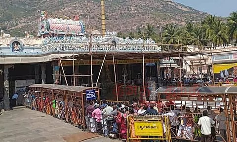 அருணாசலேஸ்வரர் கோவிலில் பக்தர்கள் கூட்டம் அலைமோதியது