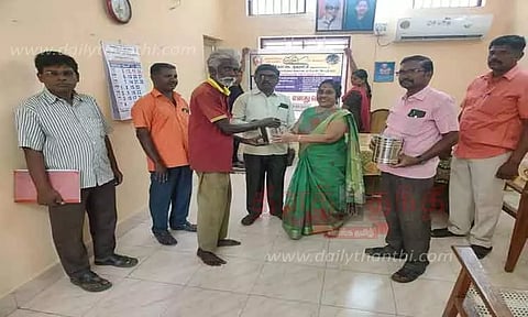 தூய்மை பணியாளர்களுக்கு பாராட்டு