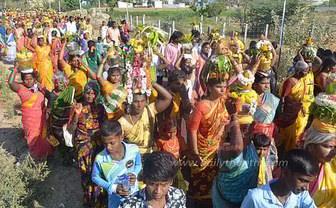 பக்தர்கள் பால்குடம் எடுத்து ஊர்வலம்