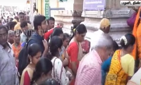 பழனியில் குவிந்த அண்டை மாநில பக்தர்கள்... 5 மணி நேரம் காத்திருந்து சாமி தரிசனம்