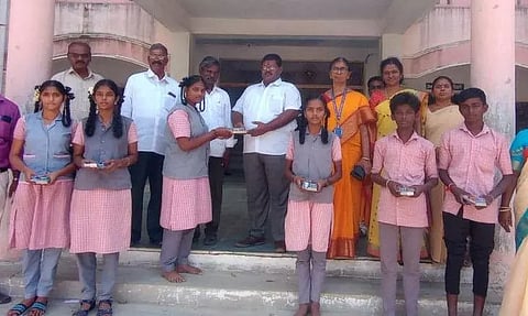 பள்ளி மாணவர்களுக்கு கல்வி உபகரணங்கள்