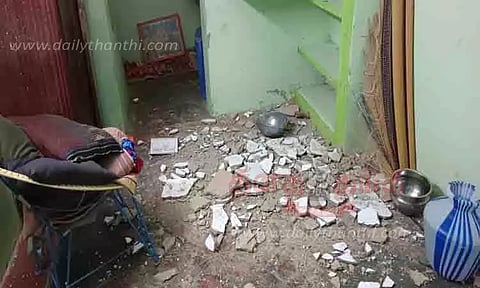 வீட்டின் மேற்கூரை இடிந்து விழுந்தது