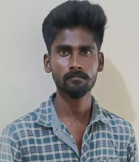 தொழிலாளிக்கு அரிவாள் வெட்டு; வாலிபர் கைது