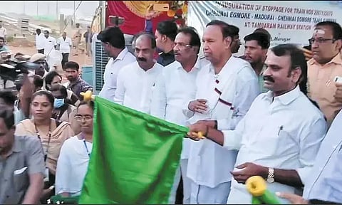 சென்னை-மதுரை இடையிலான தேஜஸ் எக்ஸ்பிரஸ் ரெயில் தாம்பரத்தில் நின்று சென்றது