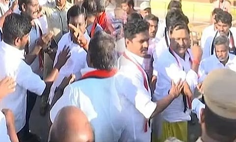 ஈரோடு கிழக்கு இடைத்தேர்தல்: வாக்குச்சாவடி அருகே திமுக - அதிமுகவினர் இடையே கடும் வாக்குவாதம்...!