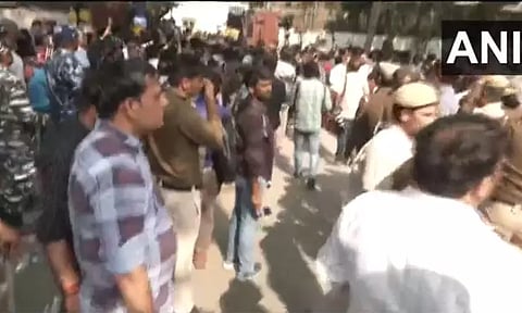 டெல்லி பாஜக அலுவலகம் முன்பு ஆம் ஆத்மி கட்சியினர் ஆர்ப்பாட்டம்- போலீசார் கைது