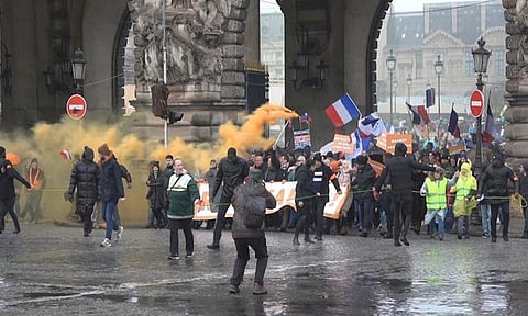 உக்ரைனுக்கு ஆயுதங்கள் வழங்குவதை கண்டித்து பிரான்சில் ஆயிரக்கணக்கான மக்கள் வீதியில் இறங்கி போராட்டம்