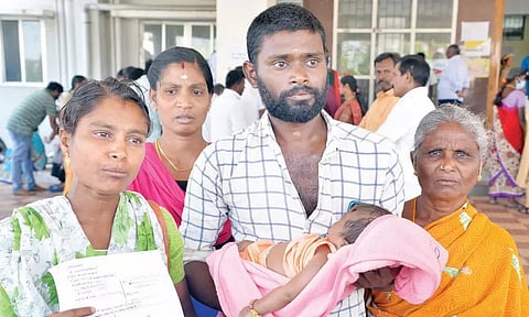 கைக்குழந்தையுடன் வந்து வாலிபர் கலெக்டரிடம் மனு