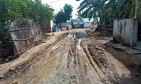 அடிப்படை வசதிகள் இன்றி அல்லல்படும் கிராமமக்கள்