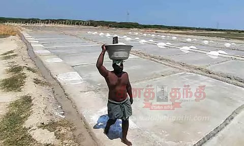சீசன் தொடங்கியும் பாத்திகளில் உப்பு உற்பத்தி குறைவு -தொழிலாளர்கள் ஏமாற்றம்