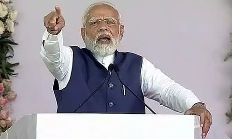 சத்தீஸ்கர் மாநாட்டில் காங்கிரஸ் தலைவர் கார்கேவுக்கு அவமரியாதை; சோனியா காந்தி குடும்பம் மீது பிரதமர் மோடி கடும் தாக்கு