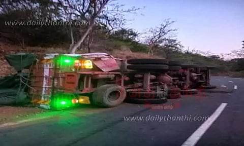 பர்கூர் மலைப்பகுதியில்லாரி கவிழ்ந்து விபத்து;டிரைவர் உயிர் தப்பினார்