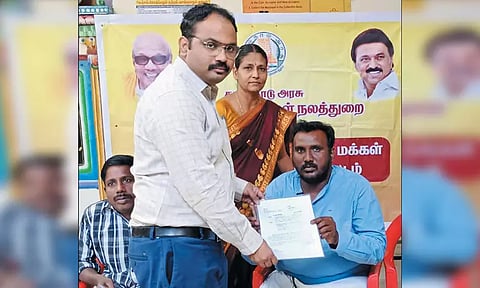 பொதுமக்கள் குறைதீர்க்கும் நாள் கூட்டம் - பயனாளிகளுக்கு கலெக்டர் மானியம் வழங்கினார்