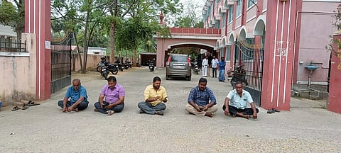 ஓமலூர் கோர்ட்டு முன்பு லாரி உரிமையாளர்கள் திடீர் போராட்டம்