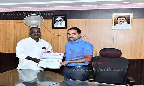 எழுத்தாளருக்கு கலெக்டர் பாராட்டு