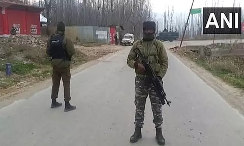 காஷ்மீரில் நடந்த துப்பாக்கி சண்டையில் பண்டிட்டை சுட்டுக்கொன்றவர் உள்பட 2 பயங்கரவாதிகள் சாவு