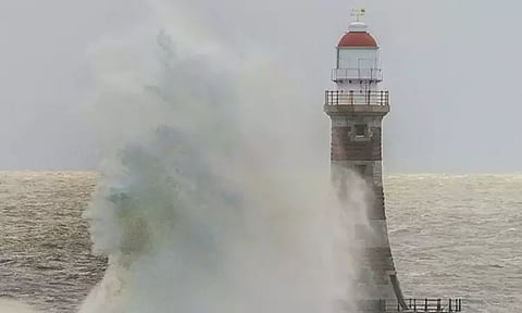 கலங்கரை விளக்கத்தில் மோதிய கடல் அலையில் தோன்றிய முகம் - வைரல் புகைப்படம்...!