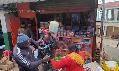 தம்பதி தீக்குளிக்க முயற்சி