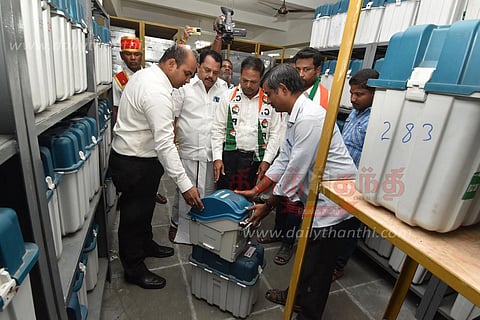 900 மின்னணு வாக்குப்பதிவு எந்திரங்கள் கிருஷ்ணகிரிக்கு வந்தன