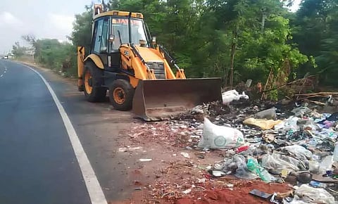 பழனியில், பைபாஸ் சாலையோர குப்பைகள் அகற்றம்