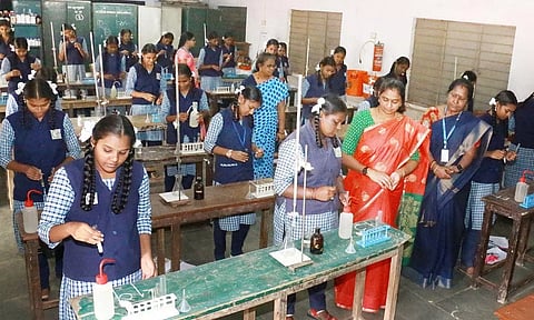 11, 12-ம் வகுப்பு மாணவர்களுக்கான செய்முறை தேர்வு தொடங்கியது