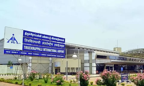 திருச்சியில் இருந்து மலேசியா புறப்பட்ட விமானத்தின் சக்கரத்தில் பறவை மோதியதால் பரபரப்பு - 16 மணி நேரம் தாமதமாக புறப்பட்டதால் பயணிகள் அவதி