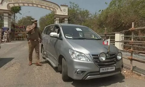 ஈரோடு இடைத்தேர்தல்: வாக்கு எண்ணிக்கை மையத்தில் இருந்து அதிமுக வேட்பாளர் தென்னரசு வெளியேறினார்..!