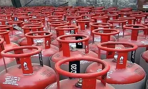 சிலிண்டர் விலை உயர்வு நடுத்தர, ஏழை மக்கள் மீது தொடுக்கப்படும் தாக்குதல் - இந்தியக் கம்யூ. கட்சி கண்டனம்