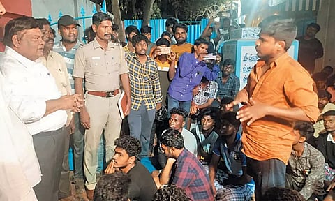 விடுதியில் தரமற்ற உணவு வழங்குவதாக புகார் - மாணவர்கள் உள்ளிருப்பு போராட்டம்