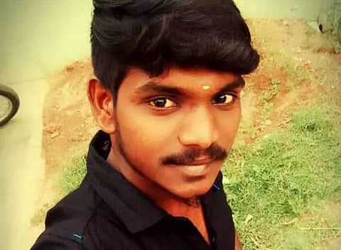 பெண்ணாடம் அருகே மோட்டார் சைக்கிள் மீது பஸ் மோதல்; 2 வாலிபர்கள் பலி