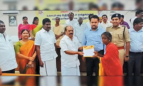 செங்கல்பட்டில் உள்ளாட்சி பிரதிநிதிகளுடன் கலந்துரையாடிய அமைச்சர் - பொதுமக்களிடம் கோரிக்கை மனுக்களை பெற்றார்