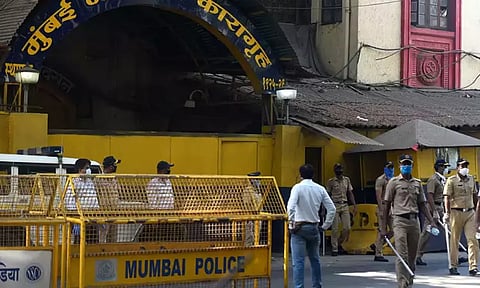 மும்பை: கொரோனா பரவலால் விடுவித்த சிறை கைதிகளில் 18 பேர் மீண்டும் கைது