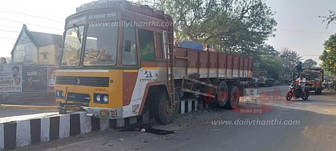 சாலை தடுப்புச்சுவரில் லாரி மோதியது