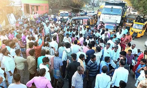 ஒழுங்குமுறை விற்பனைக்கூடத்தில் குறைந்த விலை நிர்ணயம்:திண்டிவனத்தில் விவசாயிகள் சாலை மறியல்