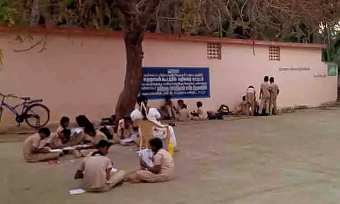 தோட்டக்குறிச்சியில் சமுதாயக்கூடம் -மரத்தடியில் அமர்ந்து படிக்கும் மாணவ-மாணவிகள்