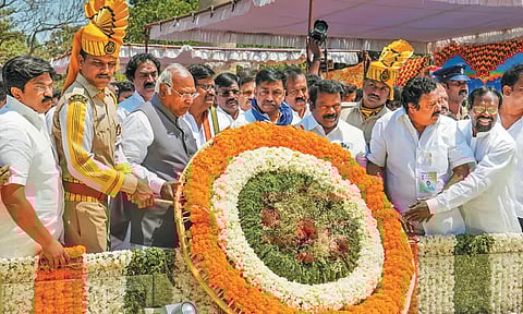 ஸ்ரீபெரும்புதூரில் ராஜீவ்காந்தி நினைவிடத்தில் மல்லிகார்ஜூன கார்கே அஞ்சலி