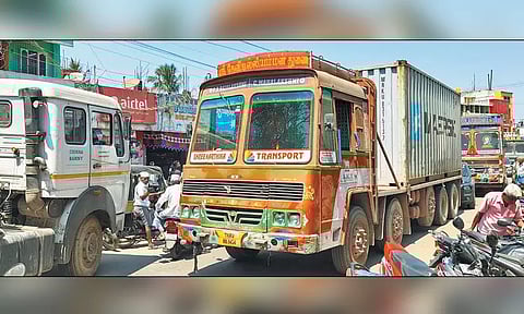 பொன்னேரி நகருக்குள் தடையை மீறி இயக்கப்படும் கனரக வாகனங்கள் - போக்குவரத்து நெரிசலில் சிக்கி தவிக்கும் பொதுமக்கள்