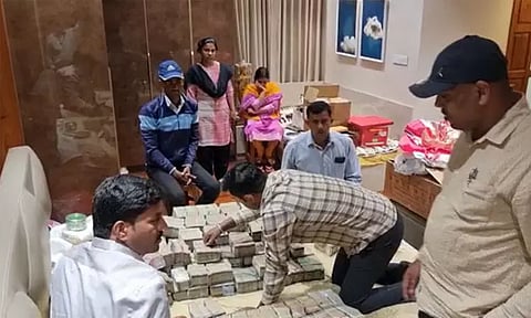 கர்நாடகாவில் பா.ஜனதா எம்.எல்.ஏ.. வீட்டில் நடந்த சோதனையில் ரூ.6.10 கோடி சிக்கியது...! எம்.எல்.ஏ.வை கைது செய்ய போலீசார் தீவிரம்...!