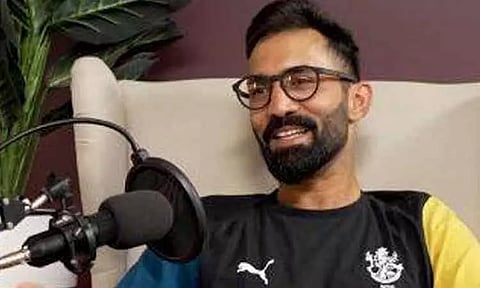 தினேஷ் காரத்திக் வர்ணனையை பாராட்டிய தோனி