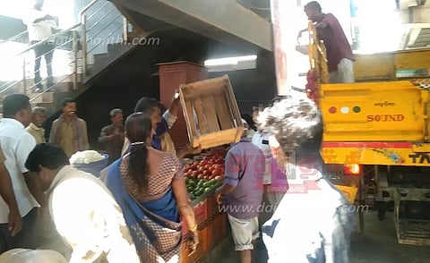 மார்த்தாண்டத்தில்நடைபாதை ஆக்கிரமிப்பு கடைகள் அகற்றம்