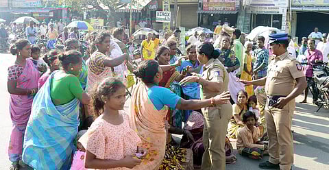 திண்டுக்கல்லில் கொலை செய்யப்பட்ட வியாபாரி உடலை வாங்க மறுத்து உறவினர்கள் மறியல்