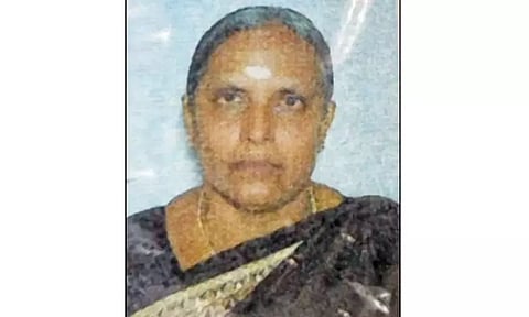 சொத்து தகராறில் பயங்கரம்: காரை ஏற்றி தாய் படுகொலை