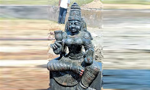 உத்திரமேரூர் அருகே கிணற்றில் இருந்து அம்மன் சிலை கண்டெடுப்பு