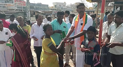 பா.ஜ.க.வினர் பட்டாசு வெடித்து இனிப்பு வழங்கி கொண்டாட்டம்