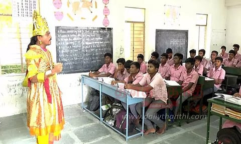 தலைவர்களின் வேடம் அணிந்து பாடம் நடத்தும் அரசு பள்ளி ஆசிரியர்