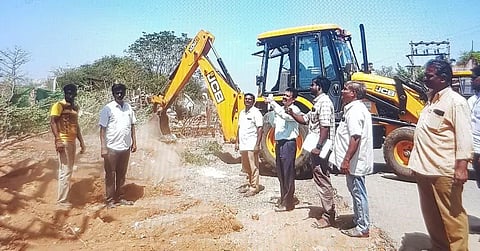 சாலை விரிவாக்கத்திற்காகமின்கம்பங்களை மாற்றி அமைக்கும் பணி தீவிரம்